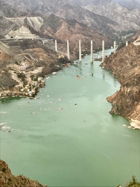 «Не оставляли мысли, что скоро все уйдет под воду» — затопленный город и грузинская художница, увидевшая «последний вздох» Юсуфели