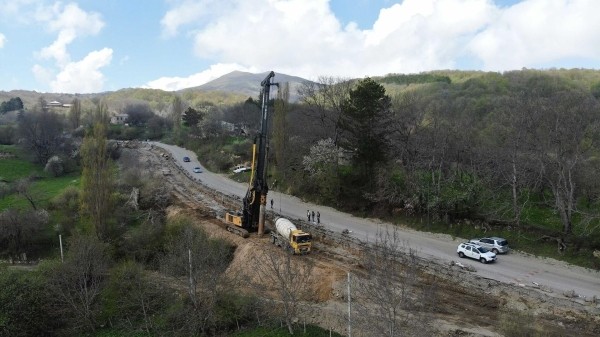 Дорогу через перевал в Кахети ремонтируют в Грузии Дорогу через перевал в Кахети ремонтируют в Грузии