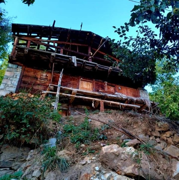 «Не оставляли мысли, что скоро все уйдет под воду» — затопленный город и грузинская художница, увидевшая «последний вздох» Юсуфели