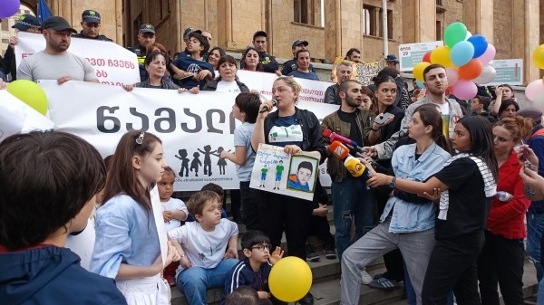 Родители детей с ахондроплазией снова вышли на улицы Грузии: главное требование Родители детей с ахондроплазией снова вышли на улицы Грузии: главное требование