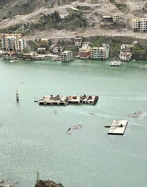 «Не оставляли мысли, что скоро все уйдет под воду» — затопленный город и грузинская художница, увидевшая «последний вздох» Юсуфели