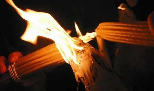 Христос Воскрес! - В храме Гроба Господня сошел Благодатный огонь