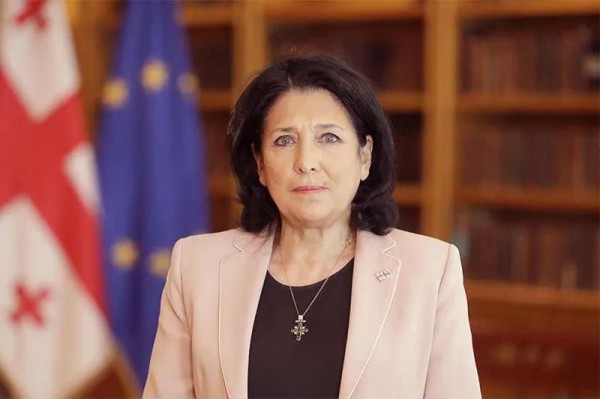 «Категорически осуждаю все притеснения, нападки словесные или физические. Осуждаю, в первую очередь как женщина и осуждаю как президент» - заявление президента