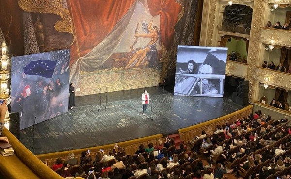 С 9 апреля 1989 года по 9 марта 2023 года и женщины, ставшие символами известных событий — исторические фото на сцене оперного театра С 9 апреля 1989 года по 9 марта 2023 года и женщины, ставшие символами известных событий — исторические фото на сцене оперного театра