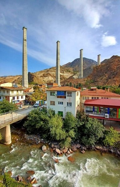 «Не оставляли мысли, что скоро все уйдет под воду» — затопленный город и грузинская художница, увидевшая «последний вздох» Юсуфели