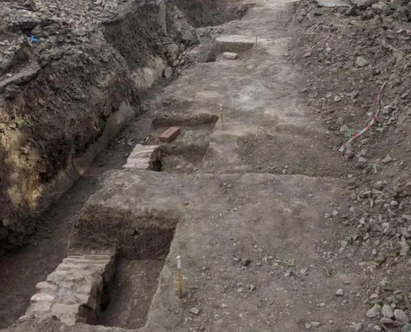 В ходе реабилитации проспекта Церетели обнаружено до 12 склепов