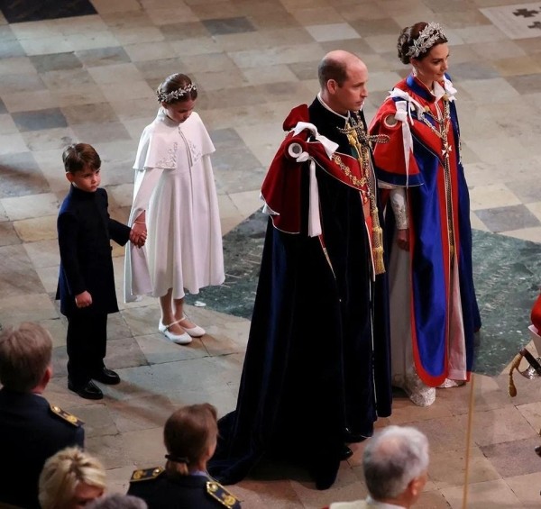 Грустный Гарри, озорник Джордж и Кейт Миддлтон в королевском стиле - яркие моменты коронации (фото) Грустный Гарри, озорник Джордж и Кейт Миддлтон в королевском стиле - яркие моменты коронации (фото)
