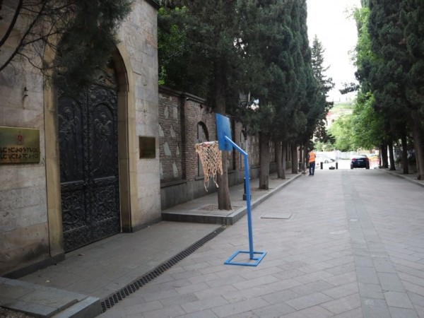 Полиция в Тбилиси заинтересовалась художником после инсталляции у здания Патриархии