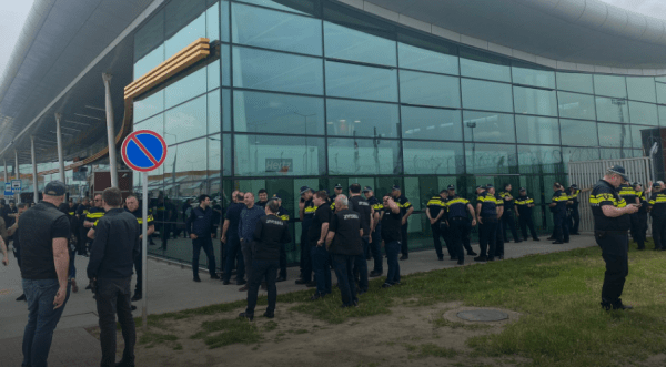 Полиция мобилизована в аэропорту Тбилиси перед прибытием рейса из Москвы Полиция мобилизована в аэропорту Тбилиси перед прибытием рейса из Москвы