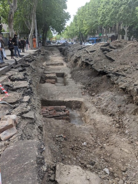 В ходе реабилитации проспекта Церетели обнаружено до 12 склепов