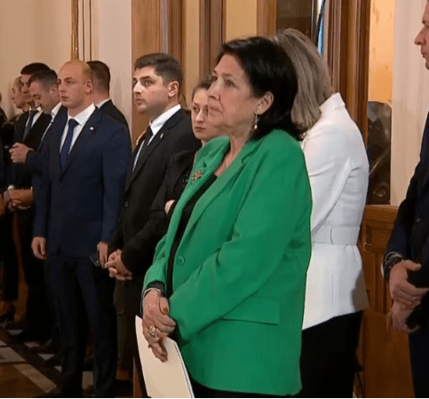 Президент Грузии заявила на форуме диаспор, что ее сажают “не по протоколу” Президент Грузии заявила на форуме диаспор, что ее сажают “не по протоколу”