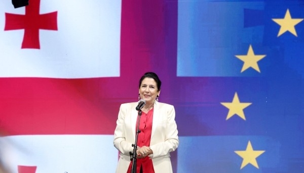 Первый канал поспорил с администрацией президента Грузии из-за освещения Дня Европы Первый канал поспорил с администрацией президента Грузии из-за освещения Дня Европы
