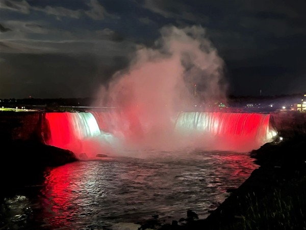 День независимости Грузии в других странах: покрасят Ниагарский водопад и оденут “Писающего мальчика”