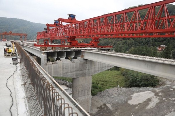 На Рикотском перевале демонтировали ненадежную опору новой трассы На Рикотском перевале демонтировали ненадежную опору новой трассы