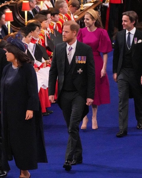 Грустный Гарри, озорник Джордж и Кейт Миддлтон в королевском стиле - яркие моменты коронации (фото) Грустный Гарри, озорник Джордж и Кейт Миддлтон в королевском стиле - яркие моменты коронации (фото)