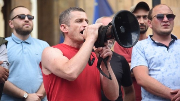 Бастующие горняки из Чиатура разбили палатки у парламента в Тбилиси