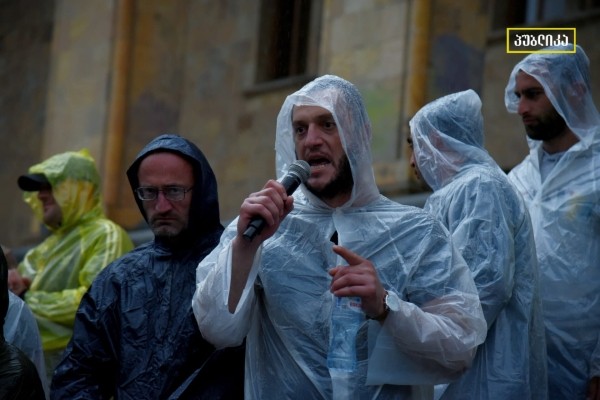 У здания парламента Грузии одновременно проходят две акции с разными требованиями У здания парламента Грузии одновременно проходят две акции с разными требованиями