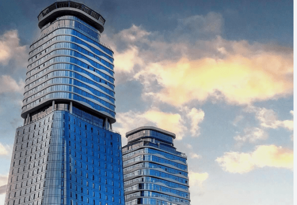 Ураганный ветер снес часть бассейна с крыши башни King David в Тбилиси