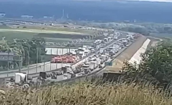 На подступах к Москве начали возводить блокпосты и оборонительные позиции - перекрыт мост стратегического значения (фото) На подступах к Москве начали возводить блокпосты и оборонительные позиции - перекрыт мост стратегического значения (фото)