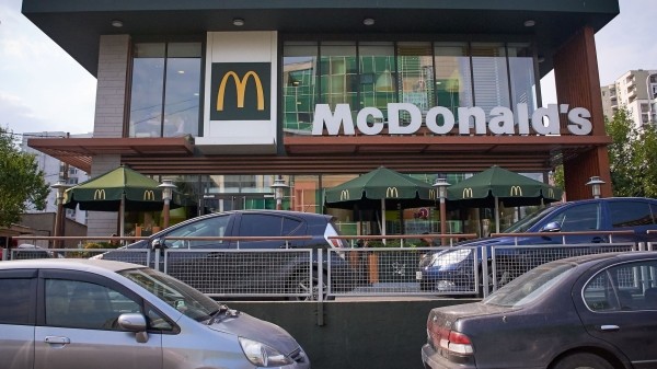 McDonald's оказался в центре скандала из-за ЛГБТ-пропаганды среди детей в Грузии