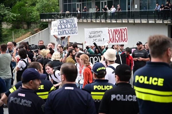 Шахтеры из Чиатура протестуют в Тбилиси: они хотят повышения зарплат – фото Шахтеры из Чиатура протестуют в Тбилиси: они хотят повышения зарплат – фото