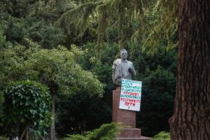 “Ночь России” в Тбилиси: на памятниках появились антивоенные плакаты