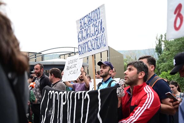Шахтеры из Чиатура протестуют в Тбилиси: они хотят повышения зарплат – фото Шахтеры из Чиатура протестуют в Тбилиси: они хотят повышения зарплат – фото