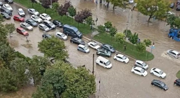 В результате сильного дождя в Диди Дигоми затопило улицы — какие кадры распространяются с места (видео) В результате сильного дождя в Диди Дигоми затопило улицы — какие кадры распространяются с места (видео)