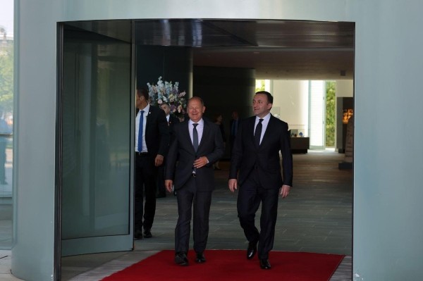 Ираклий Гарибашвили встретился с Олафом Шольцем — о чем говорили лидеры: администрация правительства распространяет фото и информацию из Берлина