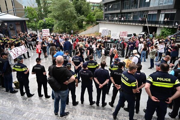 Шахтеры из Чиатура протестуют в Тбилиси: они хотят повышения зарплат – фото Шахтеры из Чиатура протестуют в Тбилиси: они хотят повышения зарплат – фото