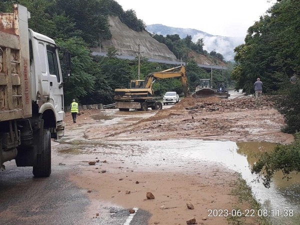 Рикотский перевал снова закрыт – оползень сразу в четырех местах Рикотский перевал снова закрыт – оползень сразу в четырех местах