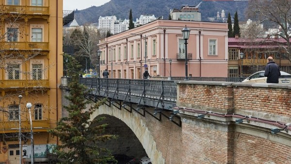 На одной из центральных улиц Тбилиси движение автотранспорта временно будет ограничено На одной из центральных улиц Тбилиси движение автотранспорта временно будет ограничено