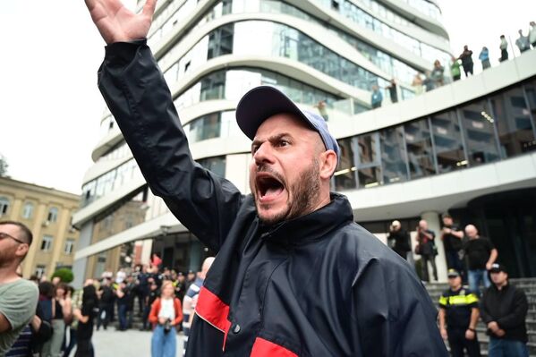 Шахтеры из Чиатура протестуют в Тбилиси: они хотят повышения зарплат – фото Шахтеры из Чиатура протестуют в Тбилиси: они хотят повышения зарплат – фото