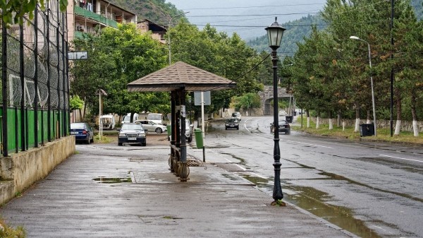 На дороге через город Боржоми вводятся ограничения для большегрузов На дороге через город Боржоми вводятся ограничения для большегрузов