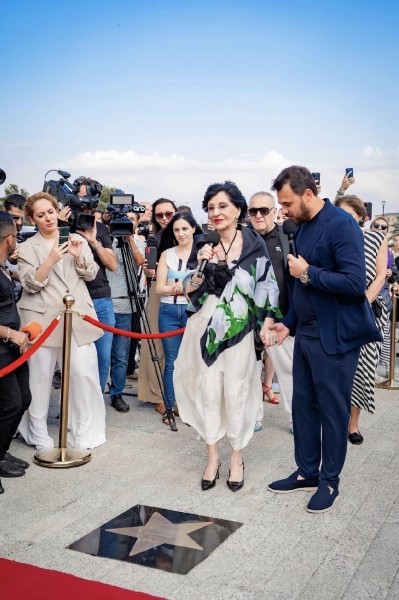 «Это был незабываемый день» - В Азербайджане открыли звезду Нани Брегвадзе: кто был среди известных гостей и как легендарная певица выглядела на церемонии (фото) «Это был незабываемый день» - В Азербайджане открыли звезду Нани Брегвадзе: кто был среди известных гостей и как легендарная певица выглядела на церемонии (фото)