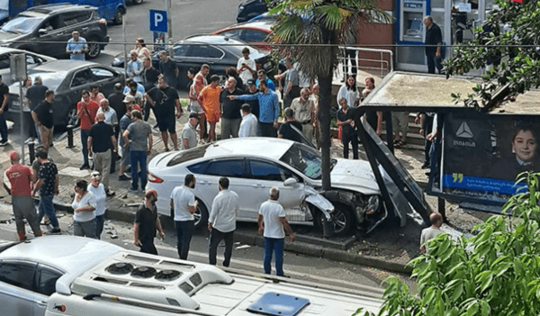 Автомобиль врезался в автобусную остановку в Батуми Автомобиль врезался в автобусную остановку в Батуми
