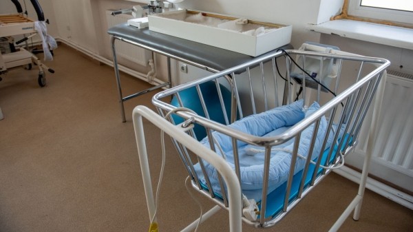 История ребенка, оставленного в роддоме в Грузии, разделила соцсети на два лагеря