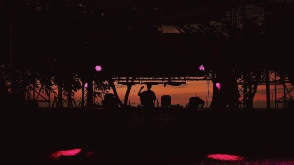 Музыкальный фестиваль "Комореби" пройдет на берегу Черного моря в Анаклия