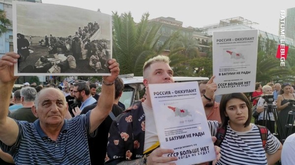 Круизный лайнер Astoria Grande с российскими туристами покинул Грузию на фоне акции протеста