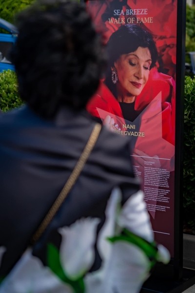 «Это был незабываемый день» - В Азербайджане открыли звезду Нани Брегвадзе: кто был среди известных гостей и как легендарная певица выглядела на церемонии (фото) «Это был незабываемый день» - В Азербайджане открыли звезду Нани Брегвадзе: кто был среди известных гостей и как легендарная певица выглядела на церемонии (фото)