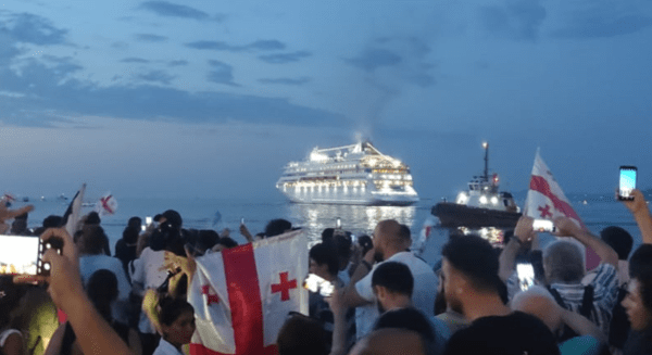 Круизный лайнер Astoria Grande с российскими туристами покинул Грузию на фоне акции протеста