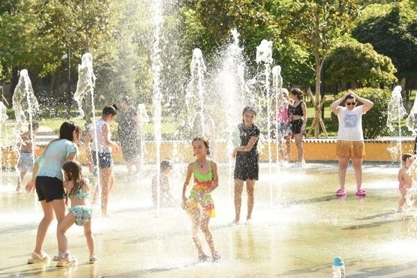 Как жители Тбилиси спасаются в фонтанах от летней жары – фото