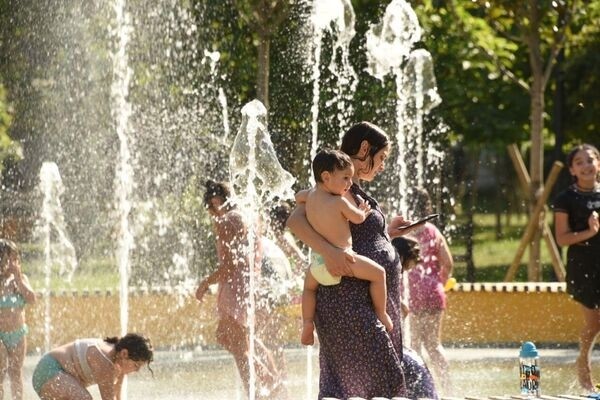 Как жители Тбилиси спасаются в фонтанах от летней жары – фото