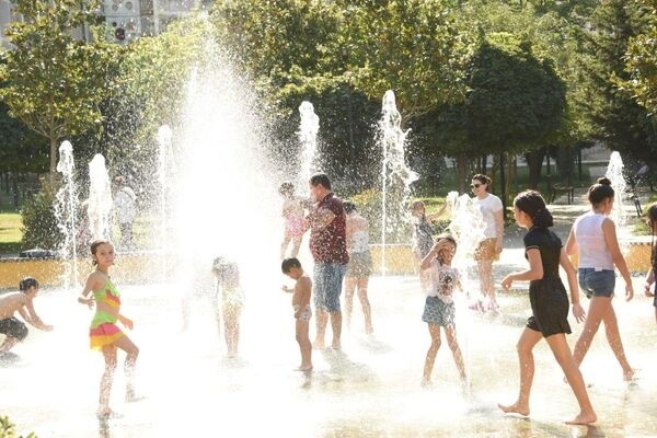 Как жители Тбилиси спасаются в фонтанах от летней жары – фото