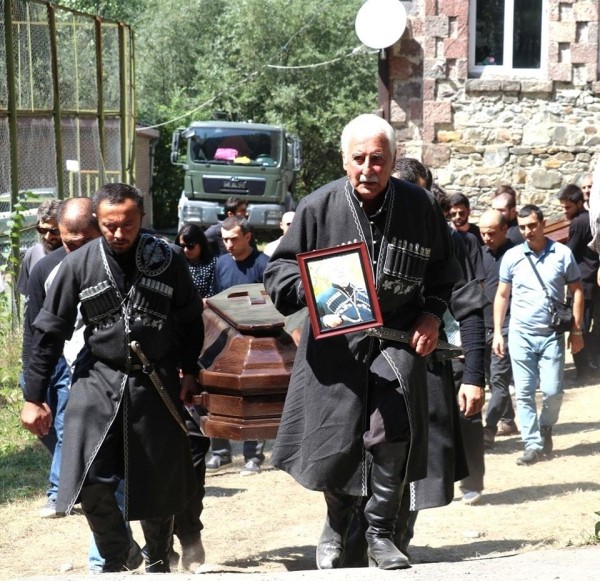 Фото из Глолы: похоронены Геннадий Султанишвили и Софо Бакурадзе, погибшие в результате стихии Фото из Глолы: похоронены Геннадий Султанишвили и Софо Бакурадзе, погибшие в результате стихии