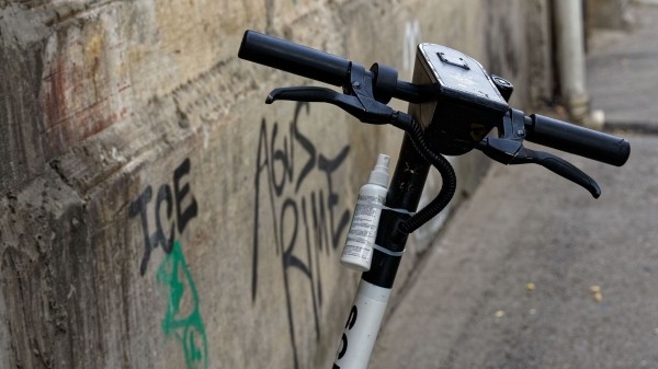 Власти Парижа вводят запрет на пользование арендованными электросамокатами Власти Парижа вводят запрет на пользование арендованными электросамокатами