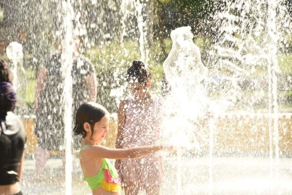 Как жители Тбилиси спасаются в фонтанах от летней жары – фото