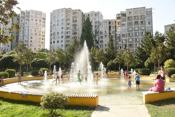 Как жители Тбилиси спасаются в фонтанах от летней жары – фото