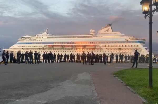 Astoria Grande 2: лайнер с российскими туристами проводили полиция и акции протеста сразу в трех городах