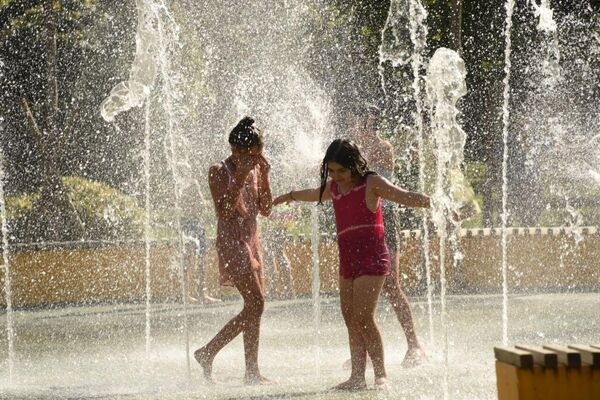 Как жители Тбилиси спасаются в фонтанах от летней жары – фото